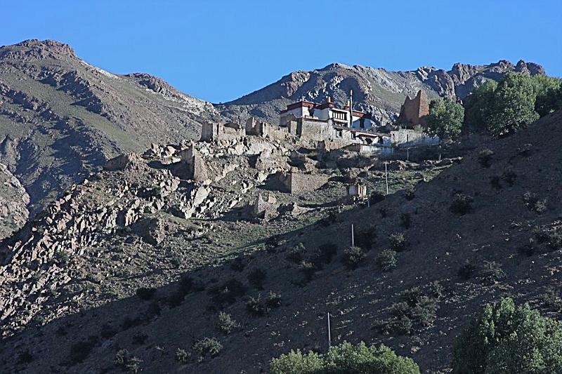 091 Gyantse Hermitage on the hill.jpg